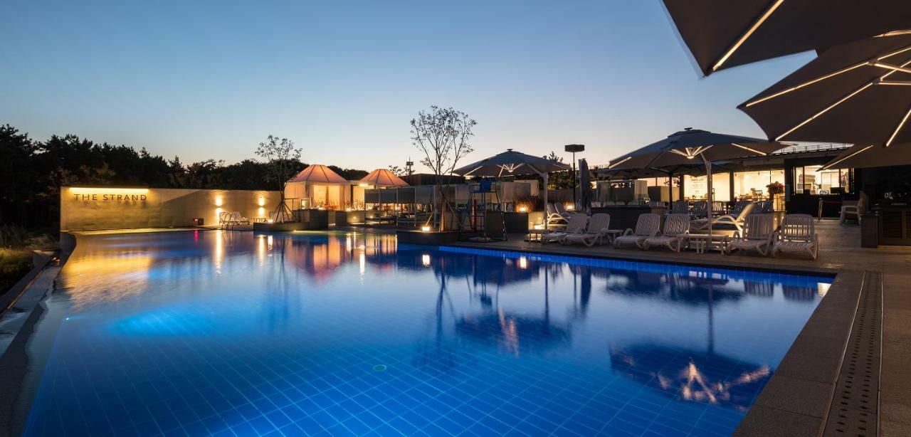Nest Hotel Incheon Luaran gambar The swimming pool at the hotel